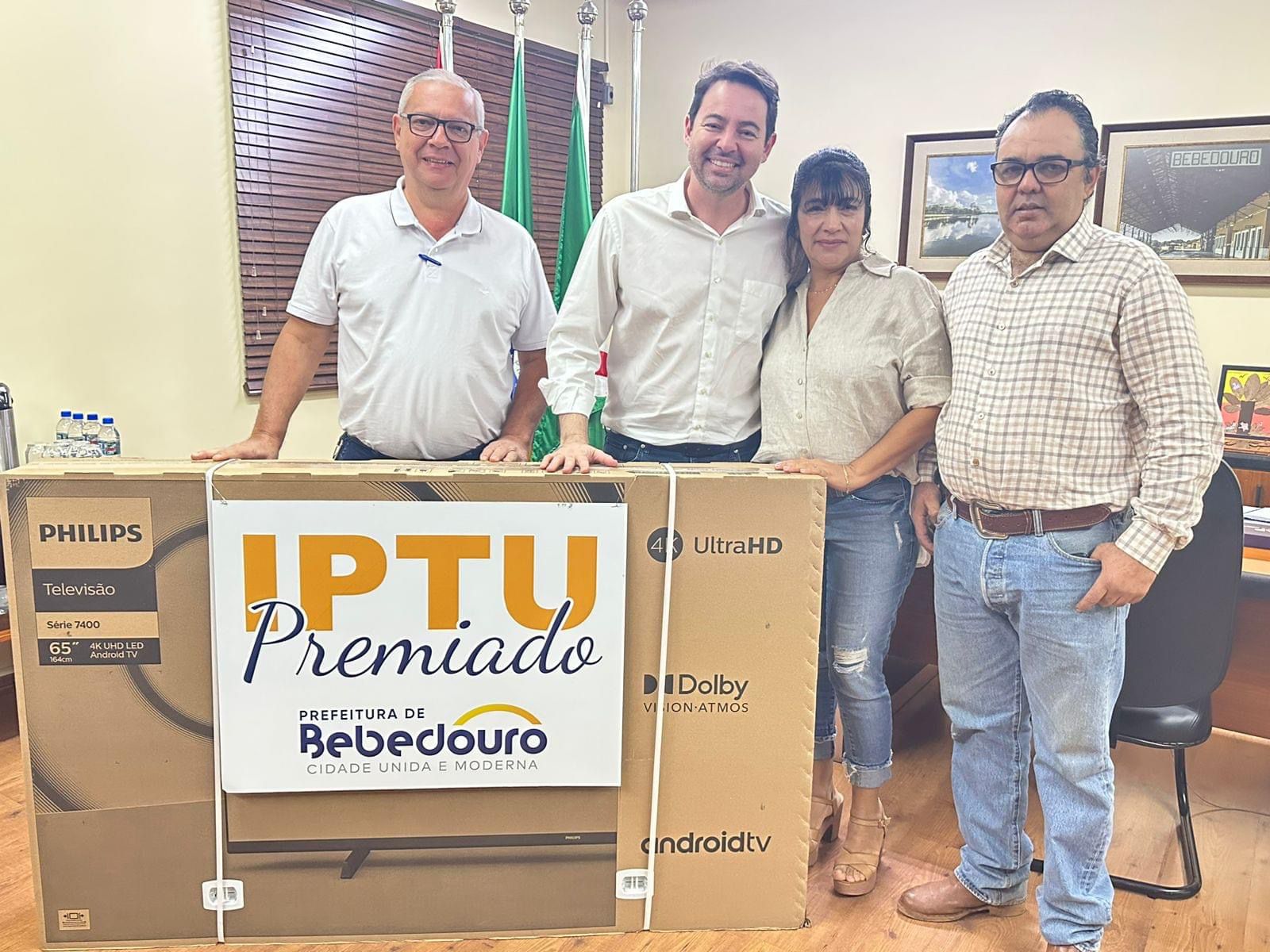 Bebedouro entrega TV para ganhador do  IPTU Premiado