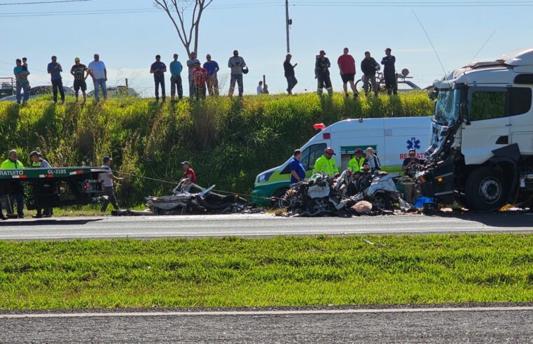 Motorista morre em acidente envolvendo dois caminhões e um carro na SP-310