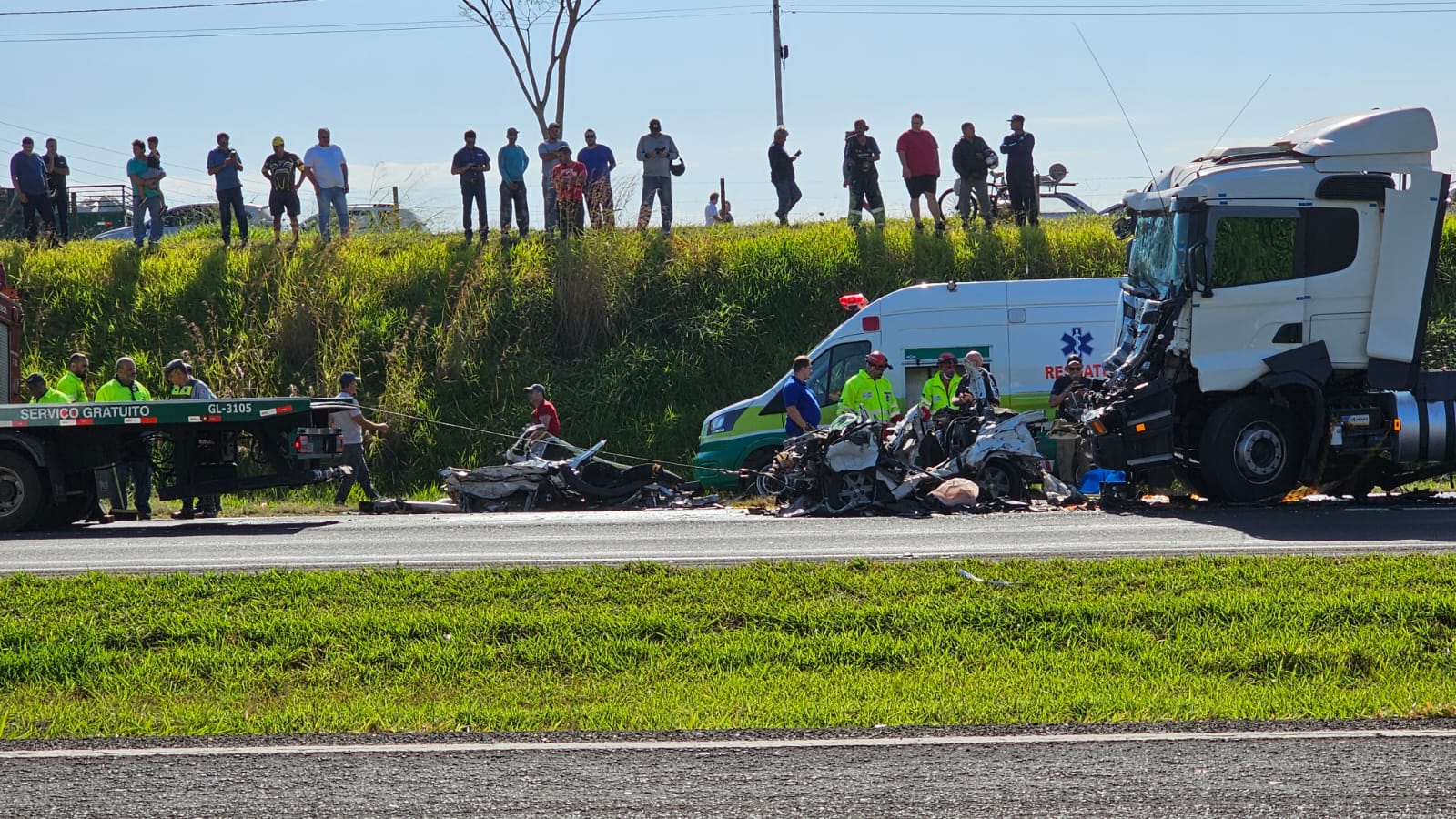 Motorista morre em acidente envolvendo dois caminhões e um carro na SP-310