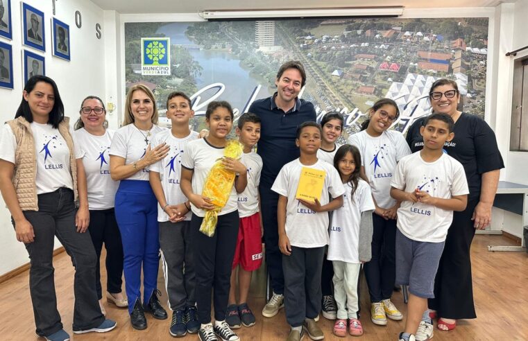 Alunos da rede municipal de ensino entregam livro ao prefeito