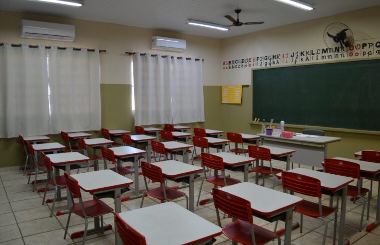 Prefeito regulamenta piso do magistério com novo aumento para cerca de 650 professores da rede municipal