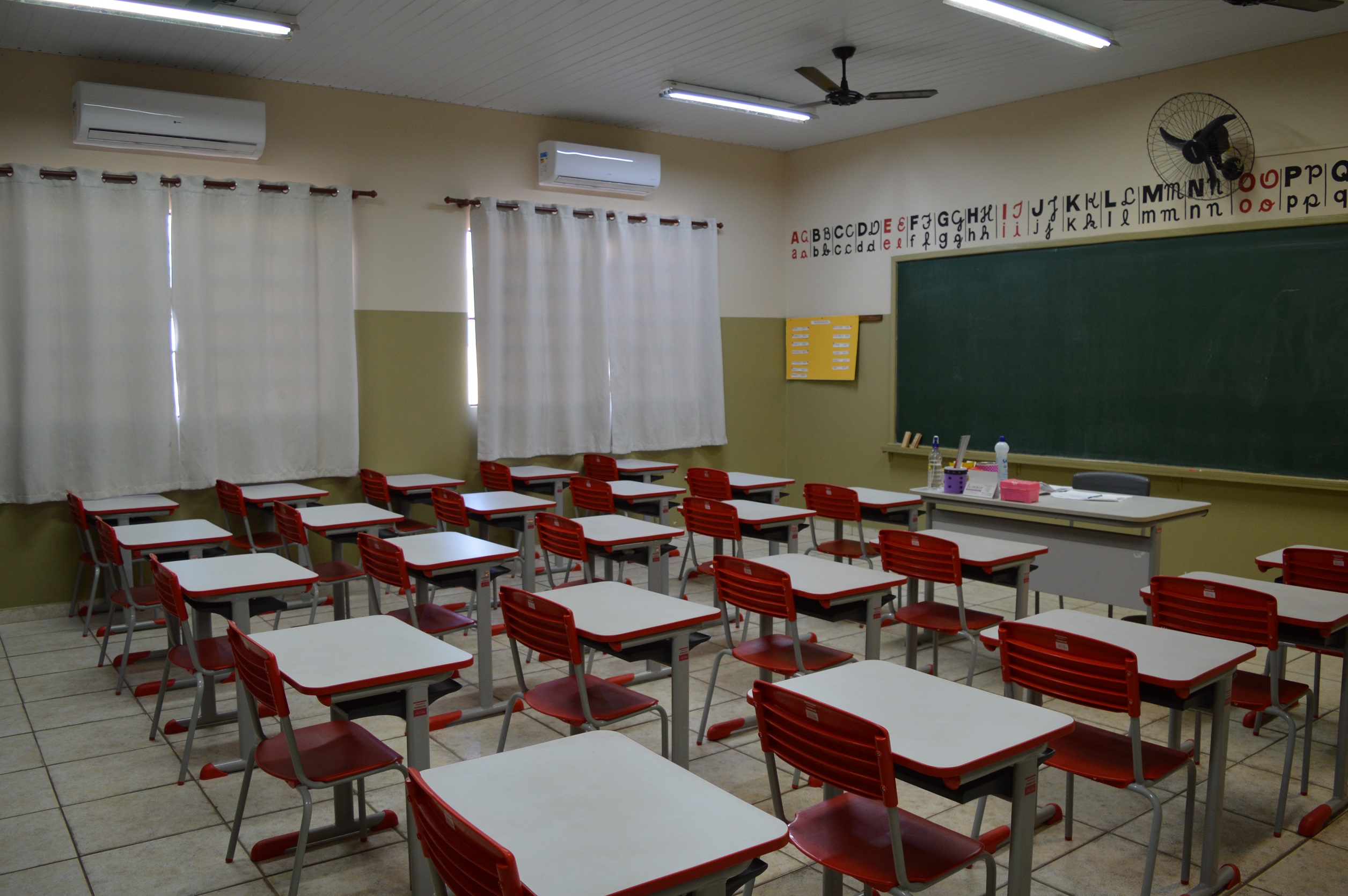 Prefeito regulamenta piso do magistério com novo aumento para cerca de 650 professores da rede municipal