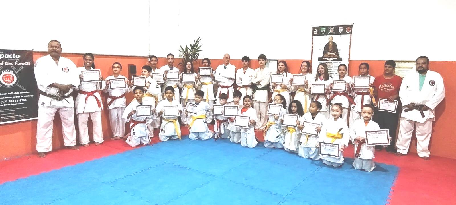 Cerimônia de entrega de certificados e faixas do Projeto Karate Shotokan é realizada no Rochão