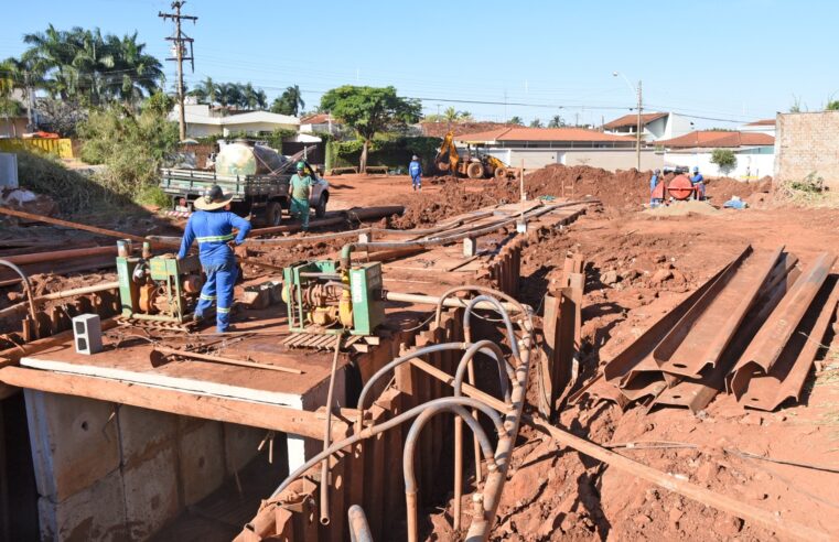 Obra de drenagem contra enchentes na Rua 20 avançam e em breve terá pavimentação