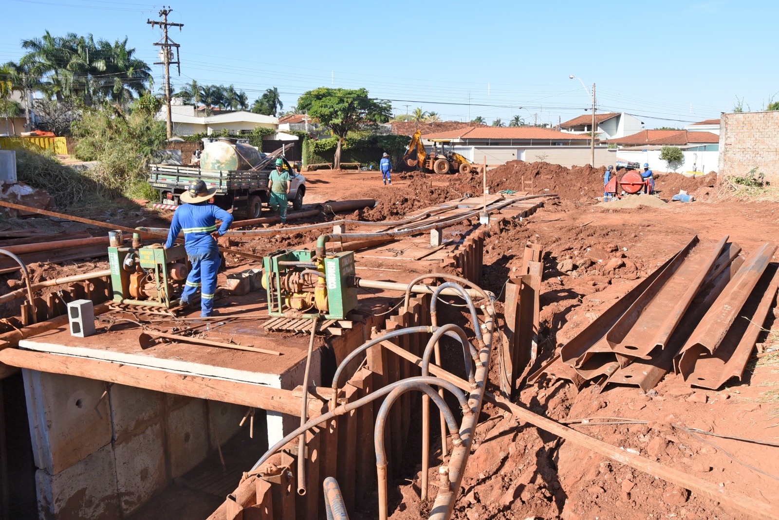 Obra de drenagem contra enchentes na Rua 20 avançam e em breve terá pavimentação