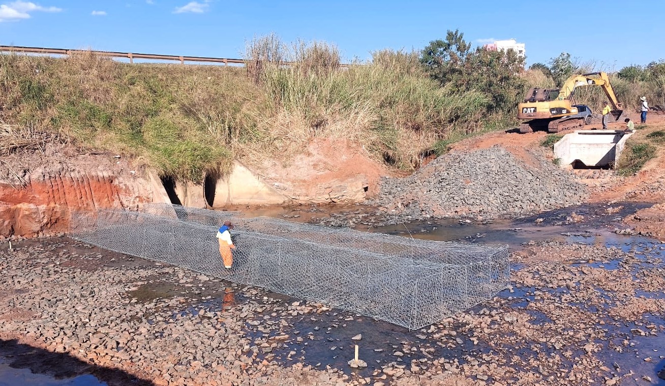 Obras de reconstrução do vertedouro às margens da Rodovia Brigadeiro Faria Lima seguem em andamento