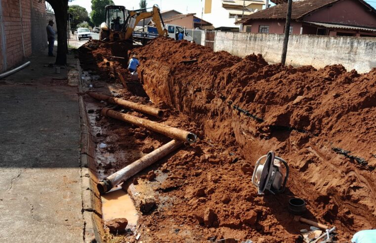 SAAE Barretos substitui tubos de rede de água na Avenida 59, no bairro Marília
