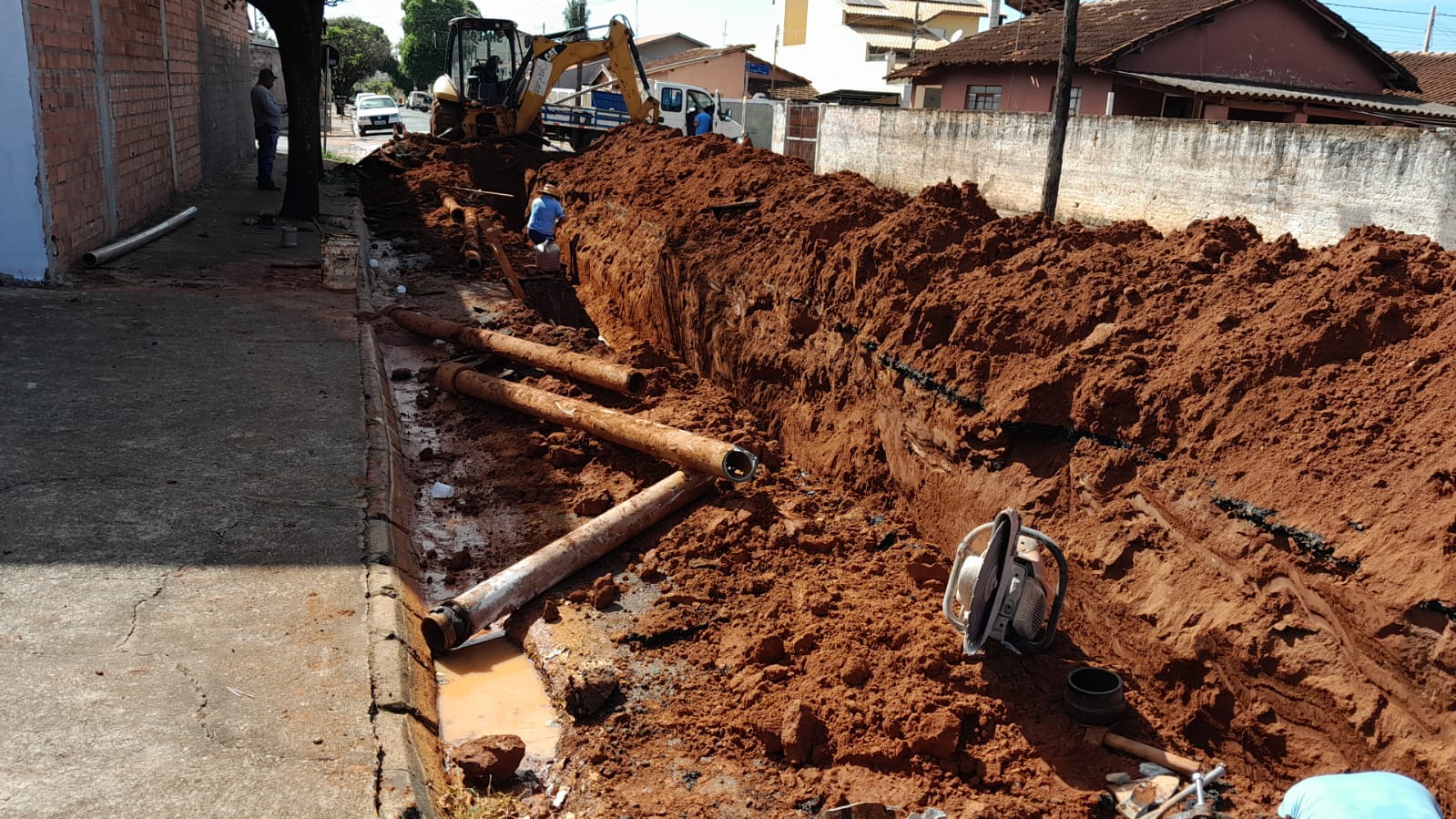 SAAE Barretos substitui tubos de rede de água na Avenida 59, no bairro Marília