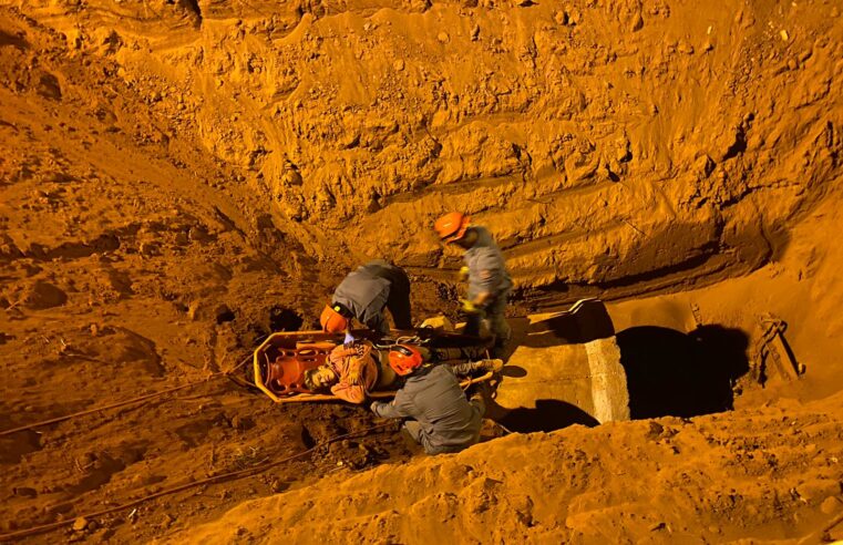 Homem caiu dentro de buraco de via em obra em Barretos