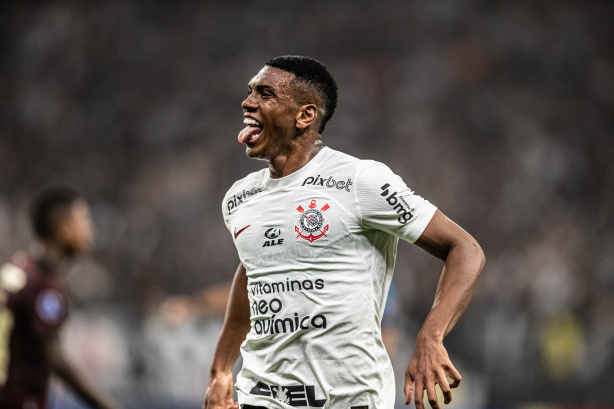 Corinthians vence o Universitario com gol de Felipe Augusto