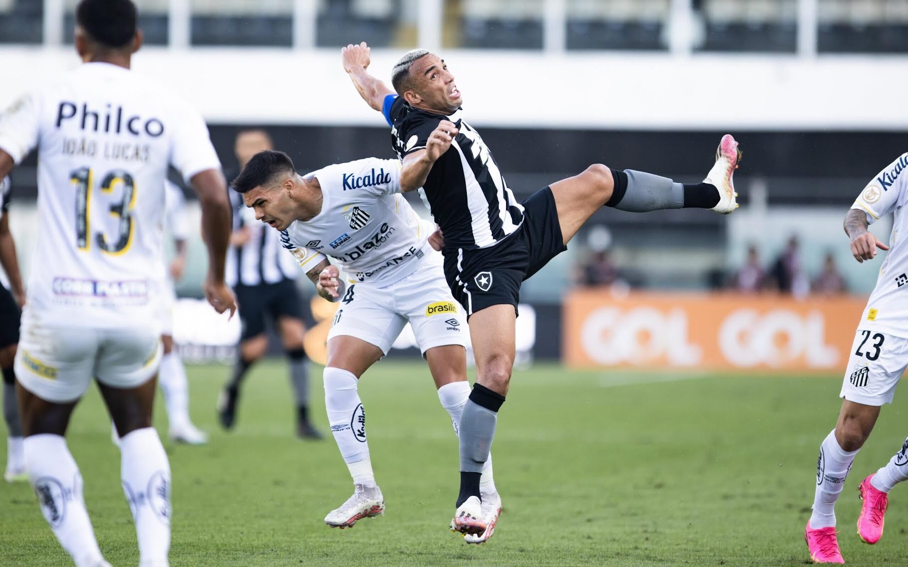 Santos empata com o líder Botafogo na Vila