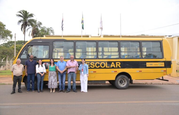 Prefeitura de Colina entrega ônibus e caminhão compactador de lixo