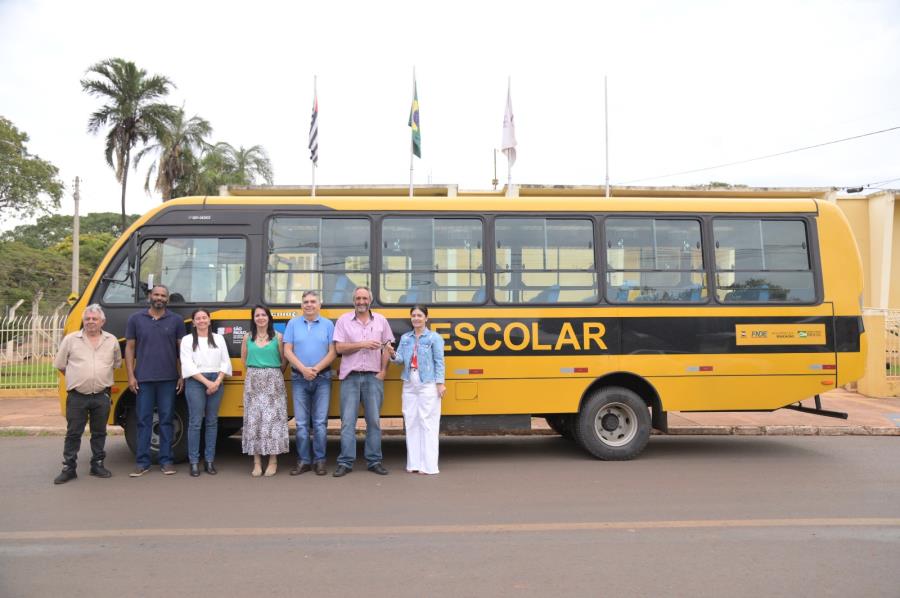 Prefeitura de Colina entrega ônibus e caminhão compactador de lixo