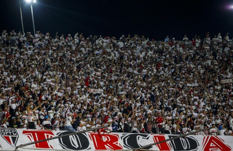 São Paulo goleia o Santos e Pato marca no retorno ao Morumbi