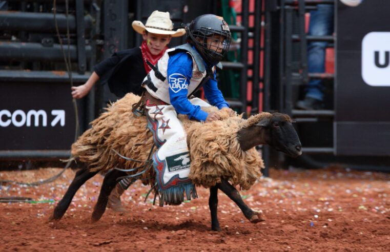 Paulista Felipe Rozeni de 7 anos é o campeão do Rodeio em Carneiros