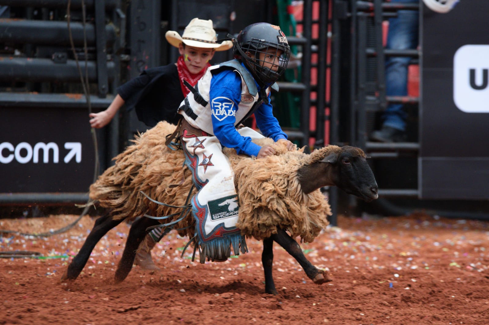 Paulista Felipe Rozeni de 7 anos é o campeão do Rodeio em Carneiros