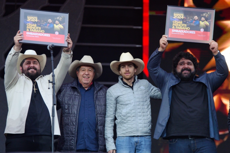 Os Independentes diploma César Menotti e Fabiano com Embaixadores de Barretos