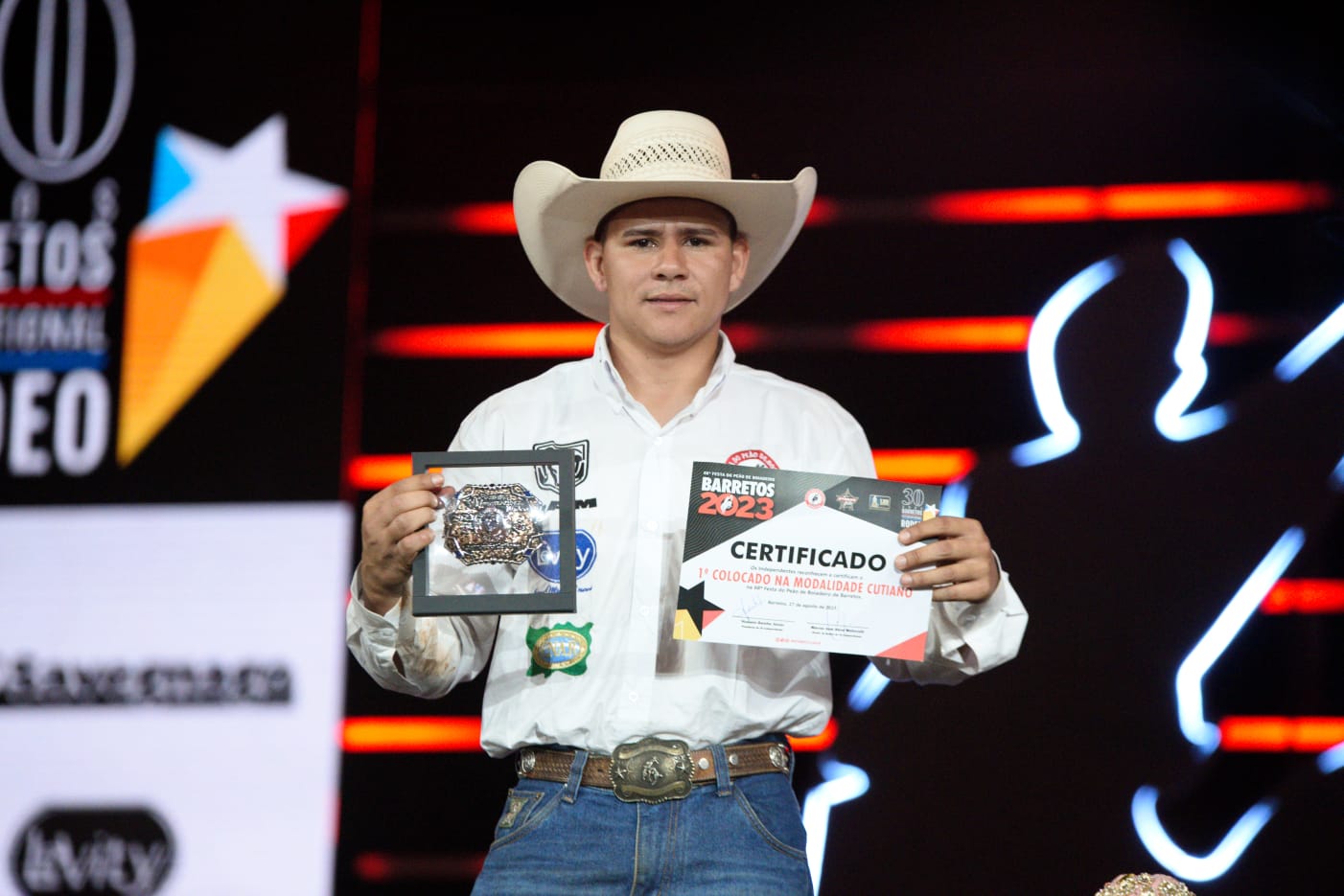 Paulista Luiz Felipe  de Mirassol é campeão do rodeio Cutiano