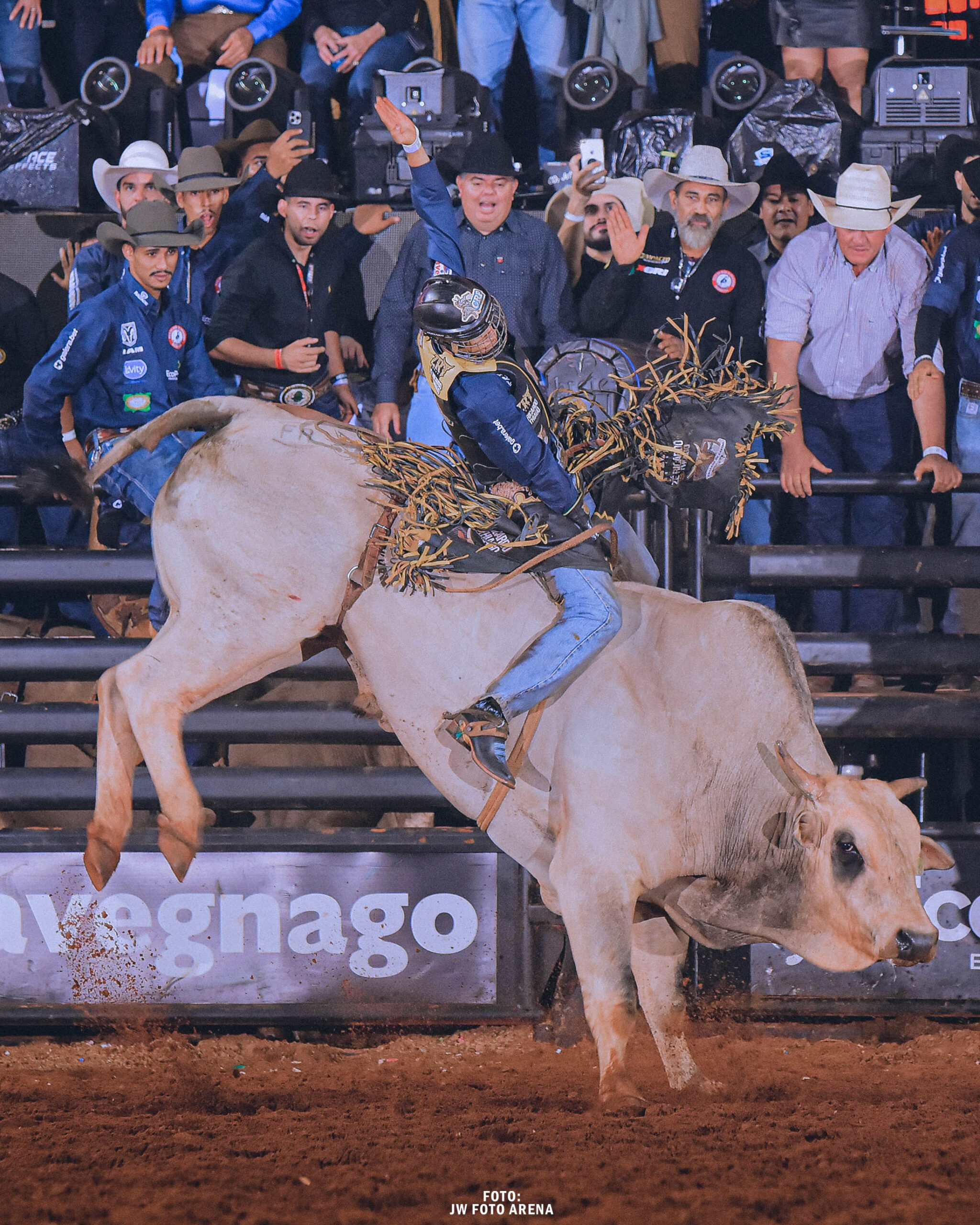 Goiano Carlos André vence segunda noite do Rodeio Internacional