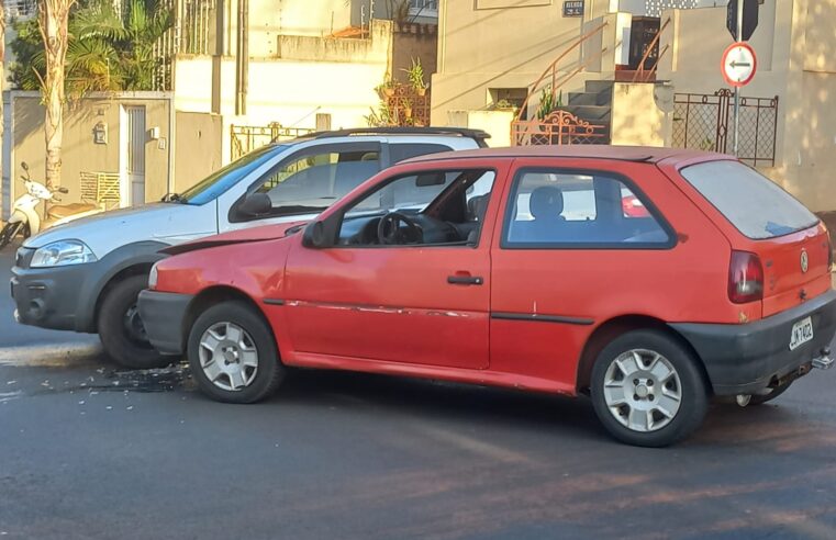 Colisão de veículos é registrada no centro