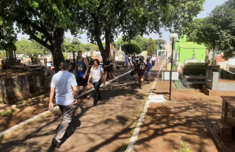 Cemitério recebe visitação no Dia dos Pais