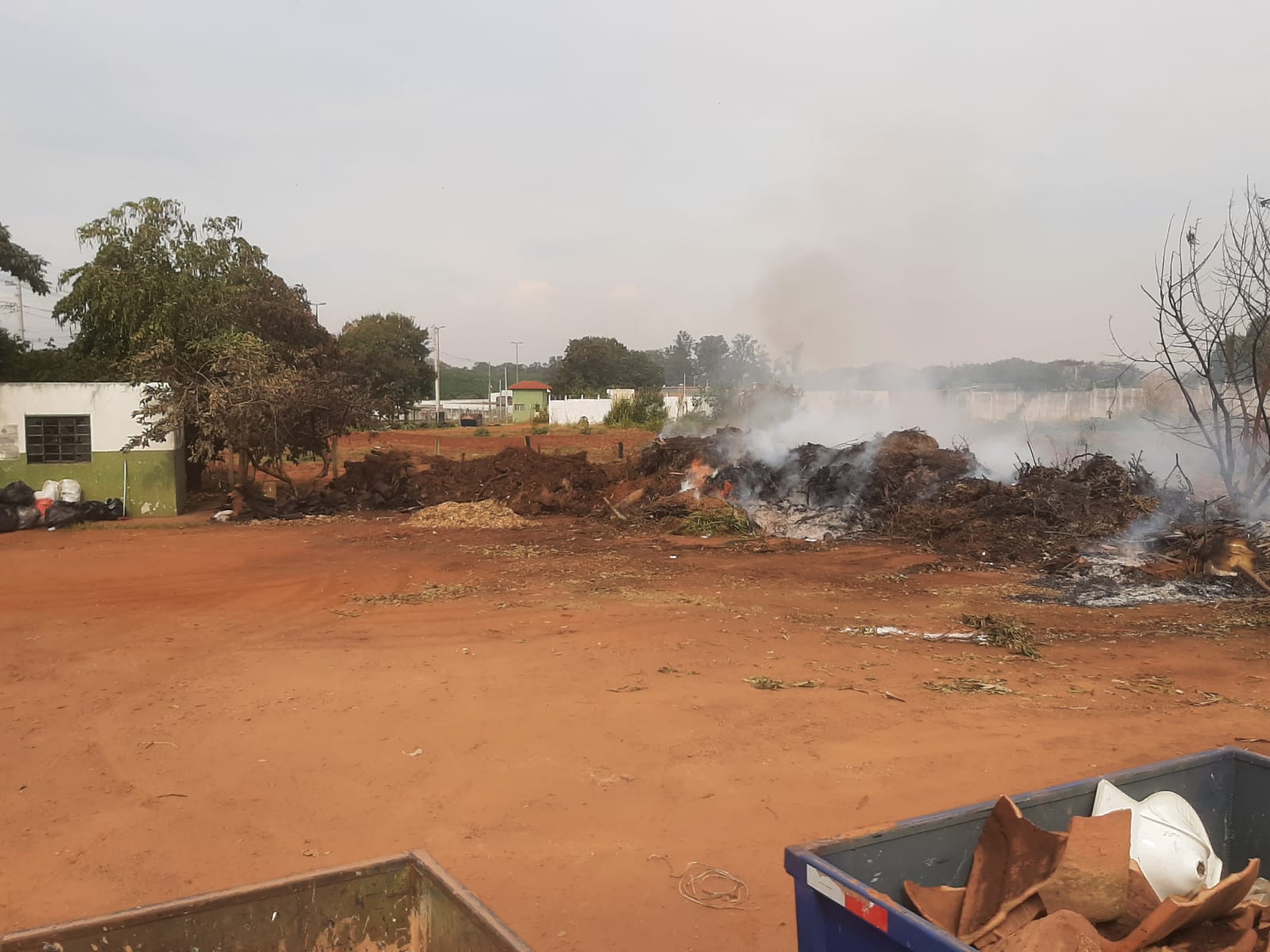 Bombeiros e Defesa Civil atendem incêndio em Ecoponto de Barretos