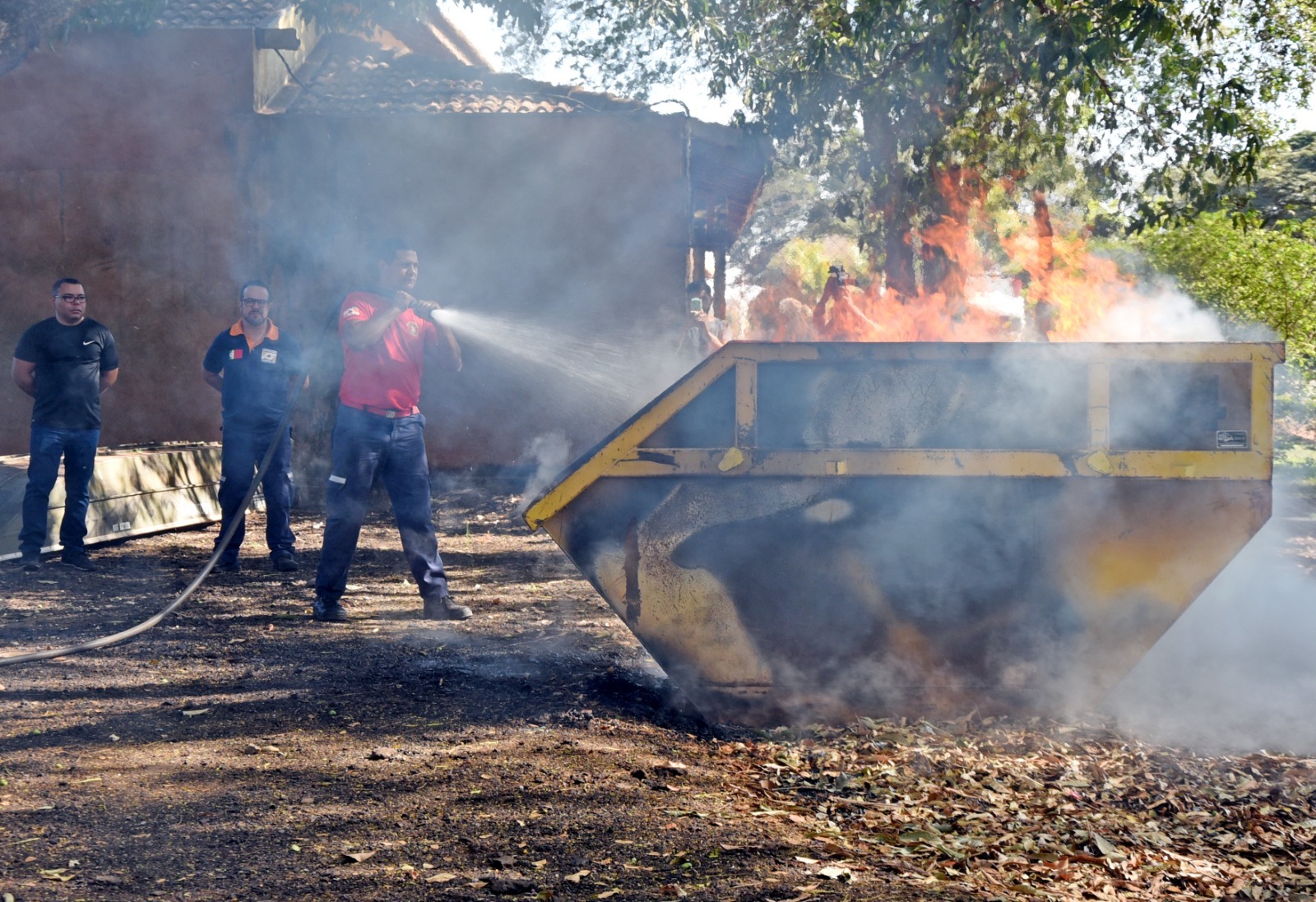 Defesa Civil de Barretos realiza treinamento para combate a incêndios em áreas urbanas