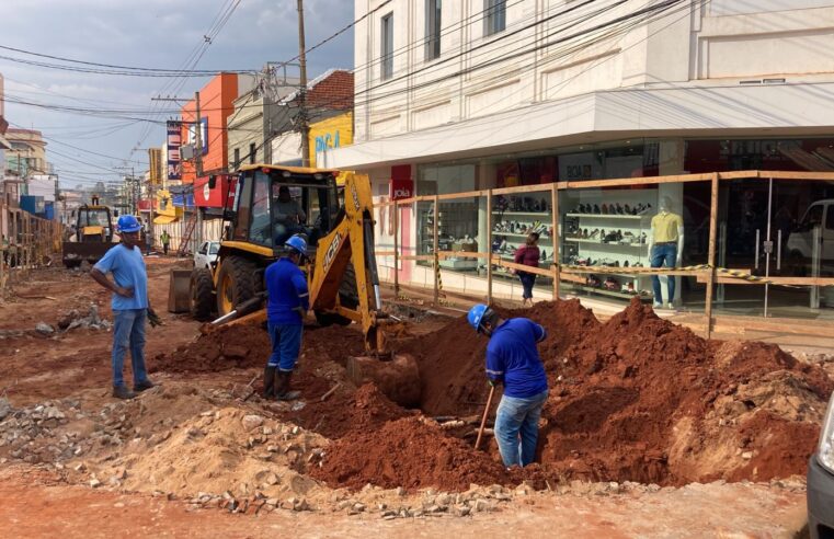 SAAE inicia troca da rede de água no trecho do calçadão da rua 20