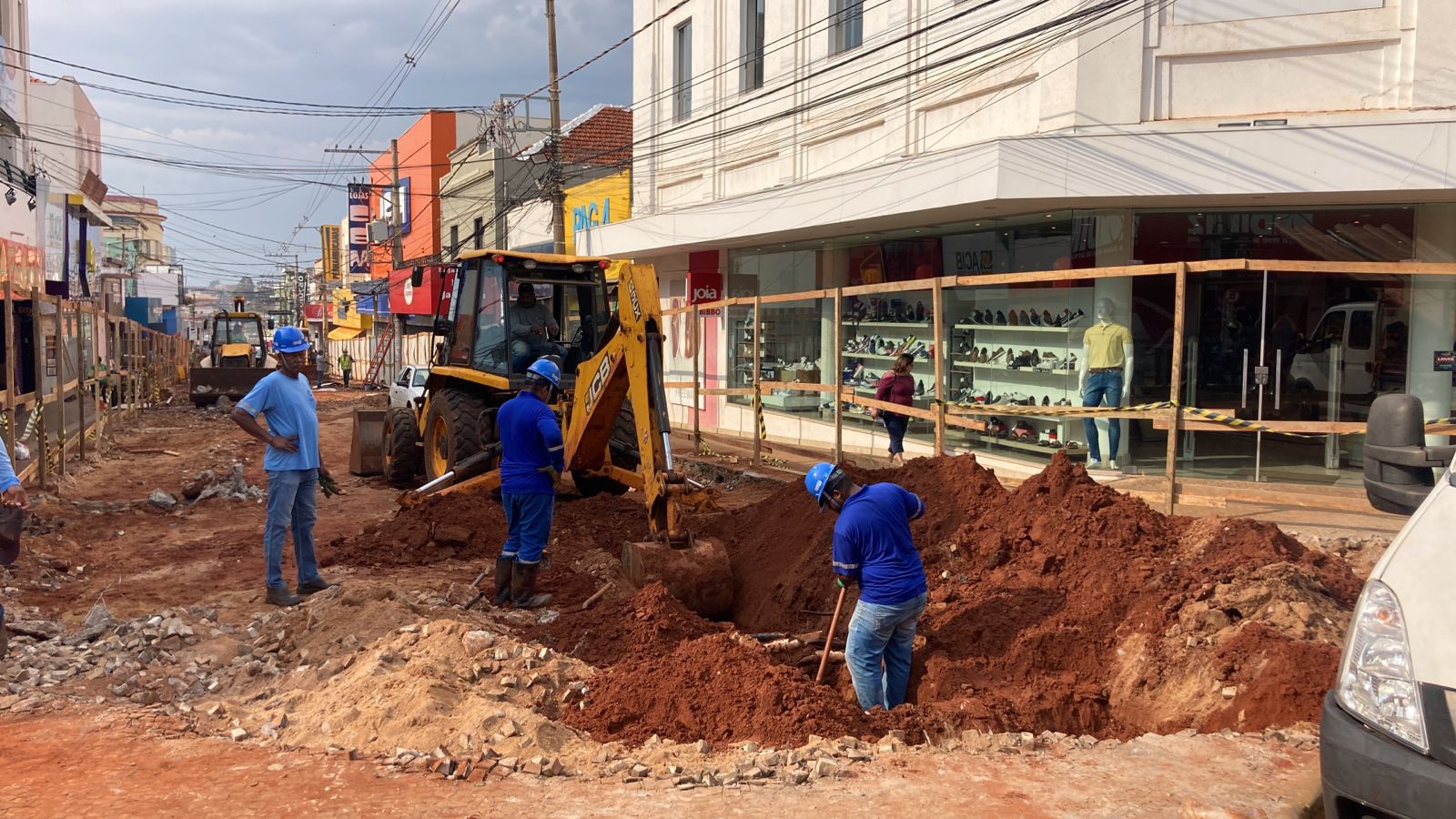 SAAE inicia troca da rede de água no trecho do calçadão da rua 20