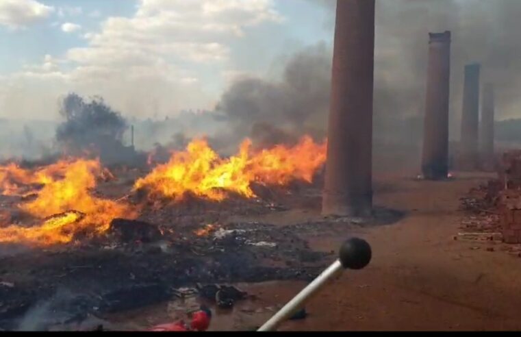 Bombeiros combatem incêndio em cerâmica em Barretos