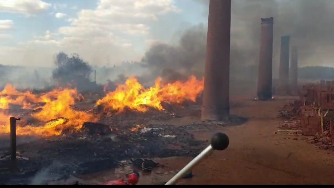 Bombeiros combatem incêndio em cerâmica em Barretos