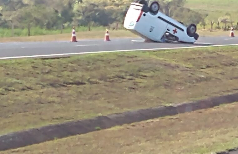 Motorista de ambulância perde controle e capota na SP-326