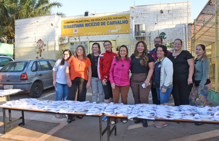 Alunos da Rede Municipal de Ensino recebem mais uma camiseta do uniforme escolar