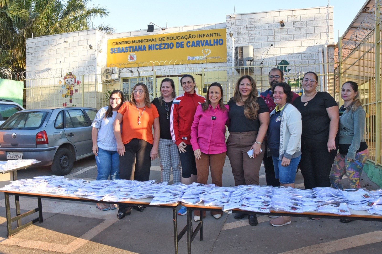 Alunos da Rede Municipal de Ensino recebem mais uma camiseta do uniforme escolar