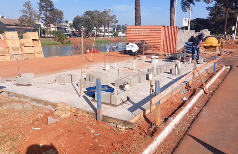 Reurbanização do Parque dos Lagos avança com a construção das estruturas dos decks e início das obras do novo banheiro