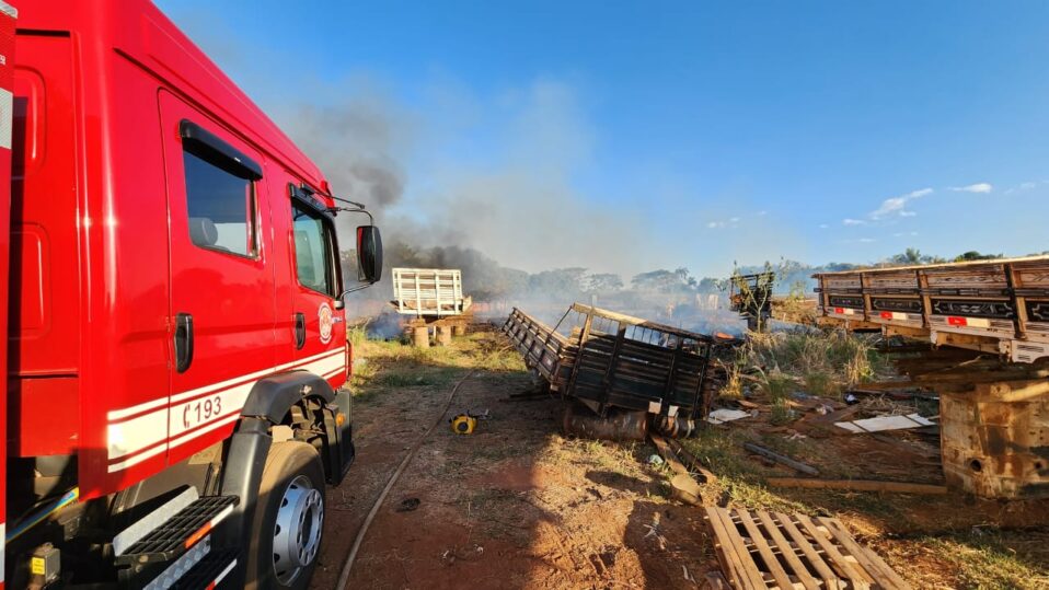 Corpo de Bombeiros Registrou Incêndio em depósito de carrocerias em Barretos