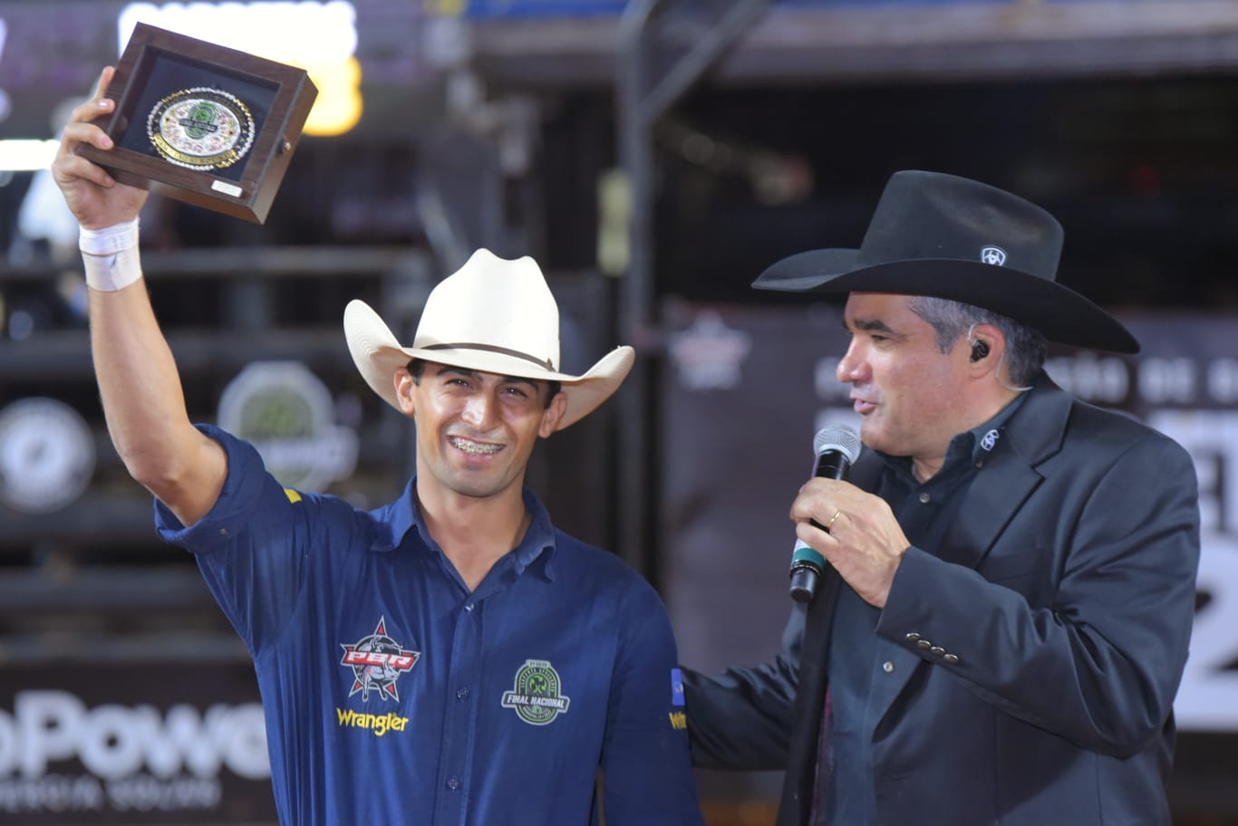 Paranaense de Pérola é o vencedor da noite nas montarias em touro