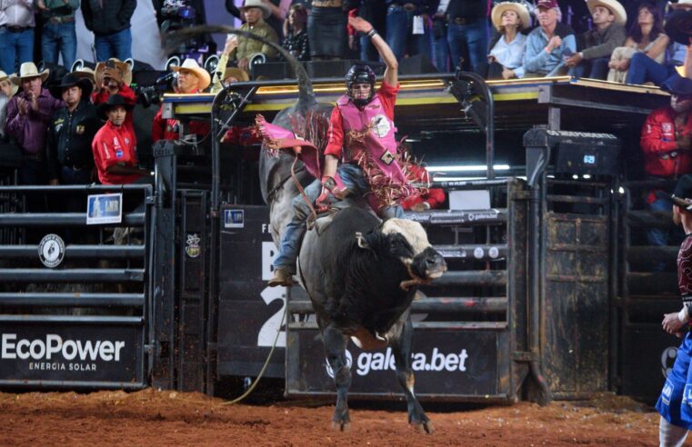 Eikson Pereira vence noite do Barretos  Internacional montando touro Reza Lenda