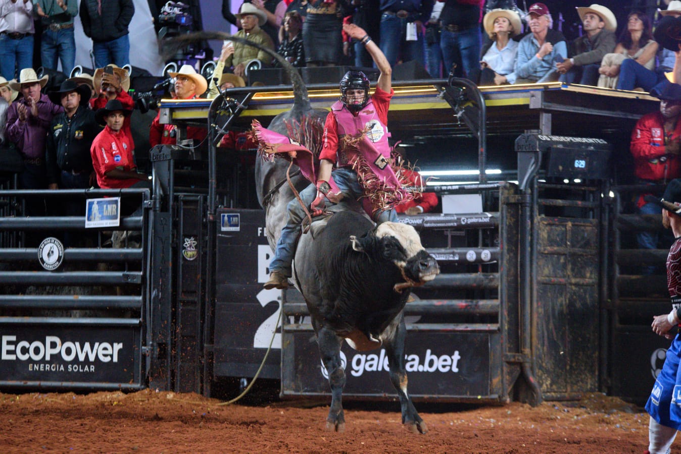 Eikson Pereira vence noite do Barretos  Internacional montando touro Reza Lenda