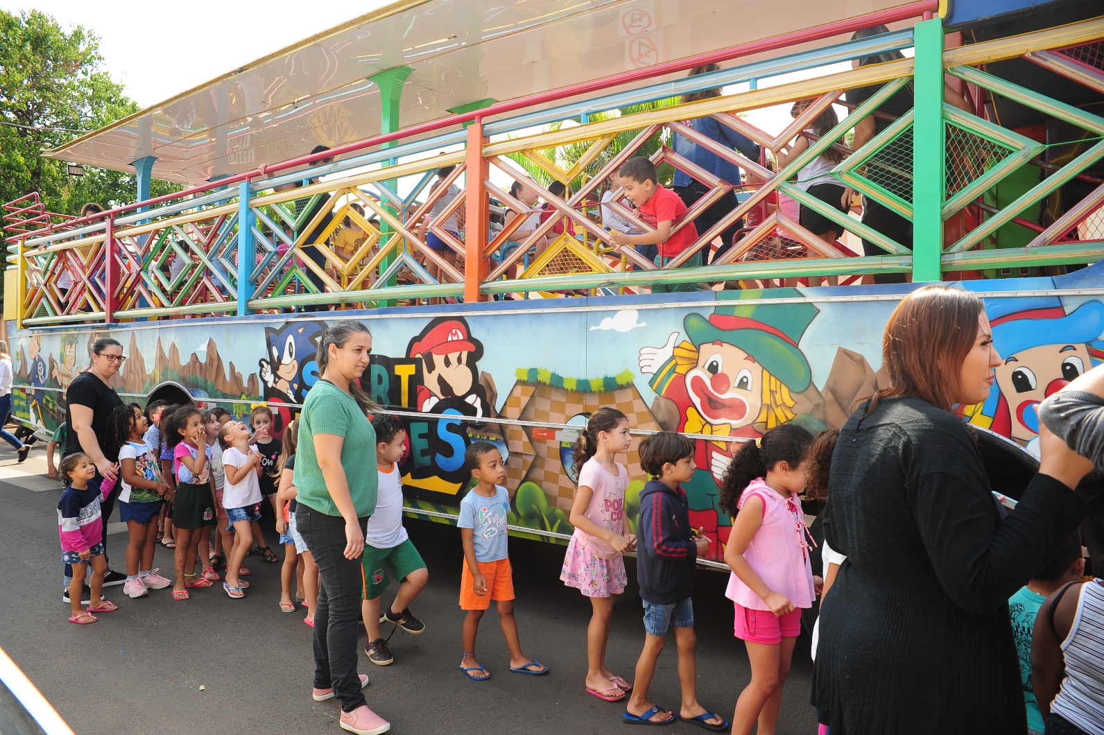 Ação solidária leva diversão para mais de 2 mil alunos da Educação Infantil com passeios nas ‘Carretas da Alegria’