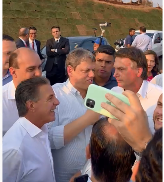 Ex-presidente Bolsonaro e o governador Tarcísio  inauguram vicinal e casas em visita a Barretos