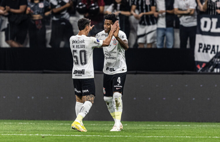 Com gol de Gil, Corinthians vence o Estudientes na Arena