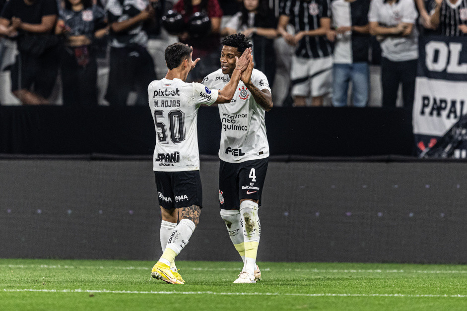 Com gol de Gil, Corinthians vence o Estudientes na Arena