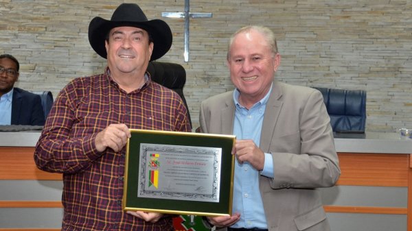 Pecuarista José Uilson recebe homenagem na Câmara