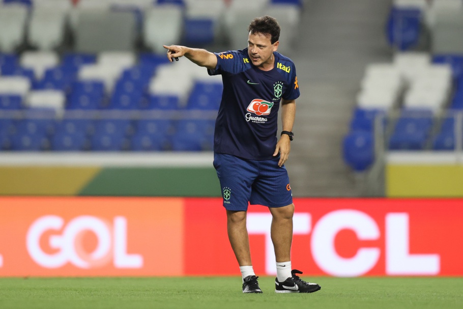 Técnico Fernando Diniz comanda primeiro treino do Brasil