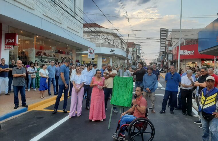 Prefeitura abre trânsito de veículos na rua 20