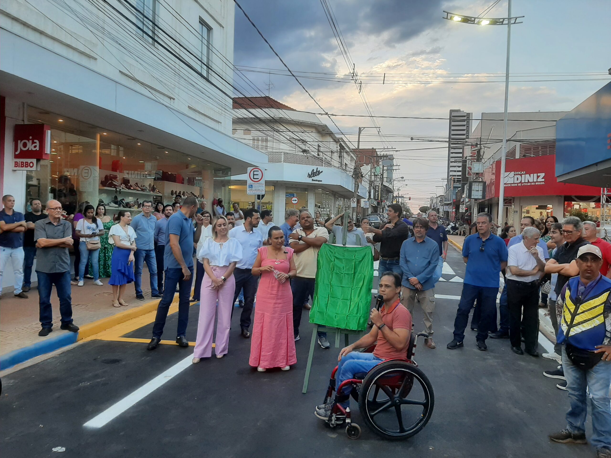 Prefeitura abre trânsito de veículos na rua 20