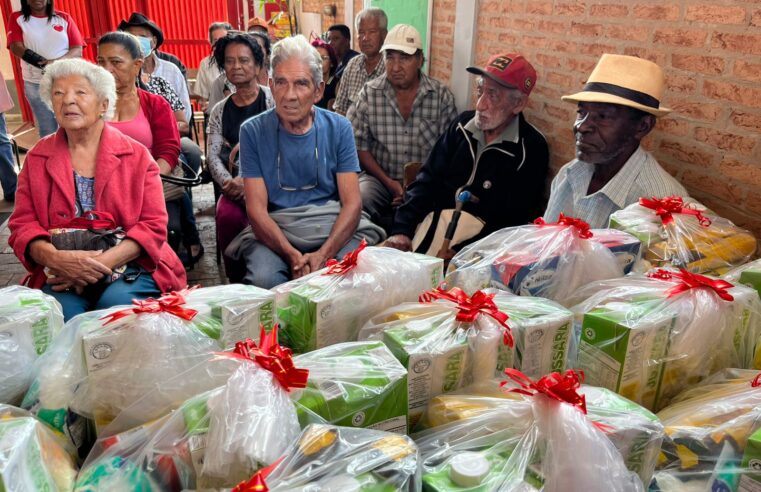 Fundo Social realiza entrega de kit de alimentos na Campanha Idoso Feliz