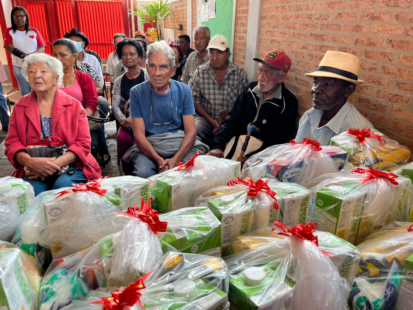 Fundo Social realiza entrega de kit de alimentos na Campanha Idoso Feliz