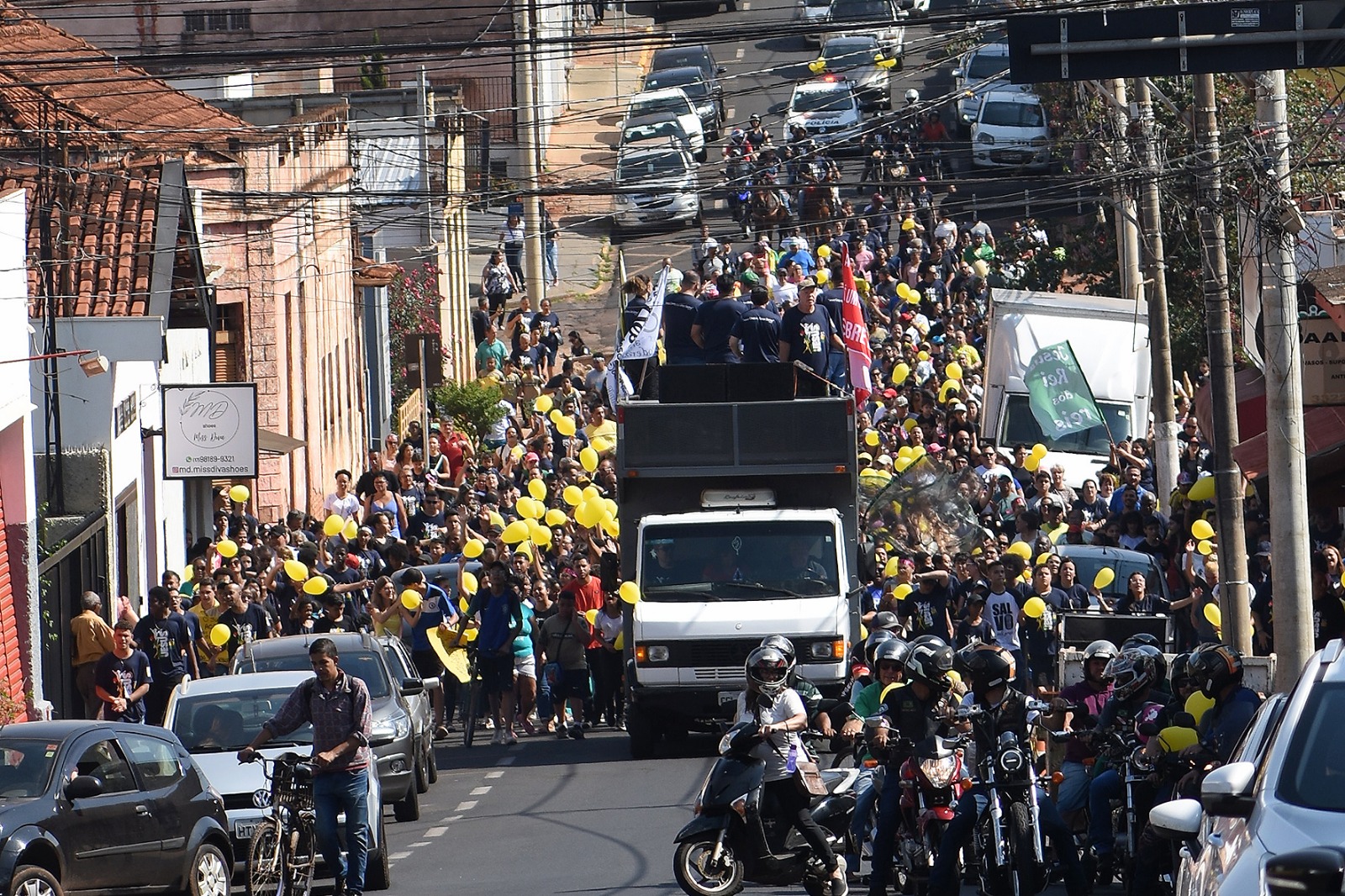 Cerca de 1 mil pessoas participam da Marcha Para Jesus